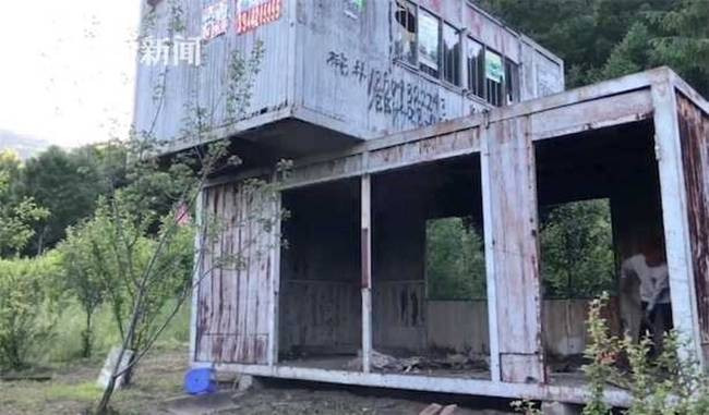 Ngôi nhà của vợ chồng Cui không dùng gạch, đá, xi măng mà được làm từ container từng bị bỏ hoang.