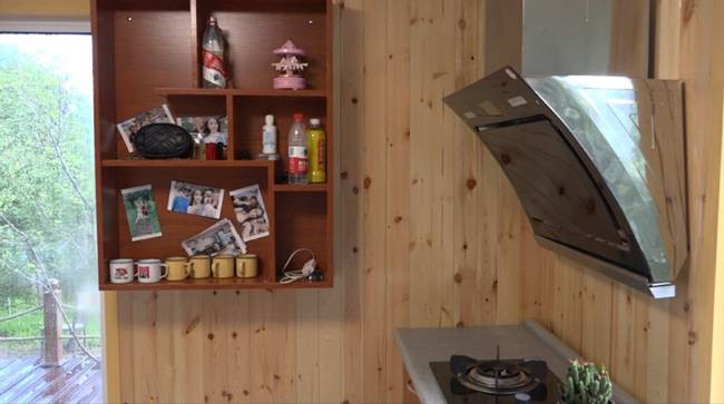 Gian bếp nhỏ trong ngôi nhà với đủ đồ dùng cho sinh hoạt.