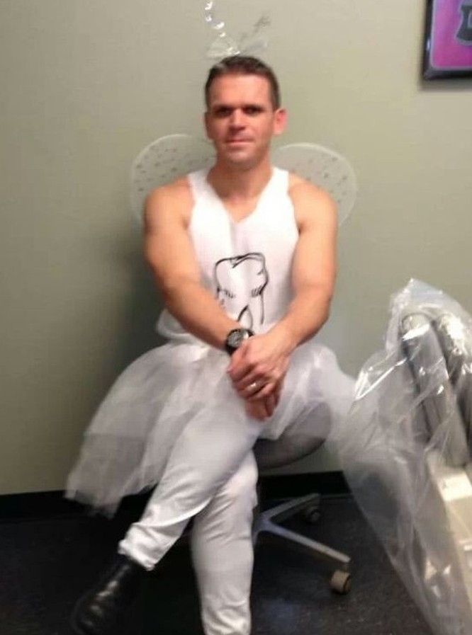 Người đàn ông hóa thân thành thiên thần nhỏ trong cổ tích.