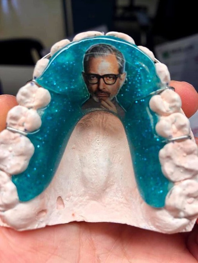 Hàm răng giả khắc hình.