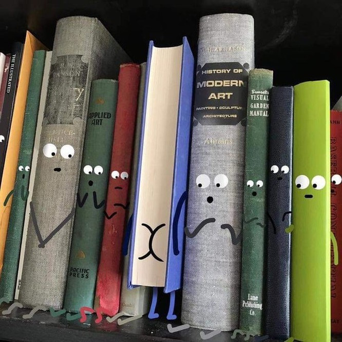 Minh họa vui nhộn cho giá sách.