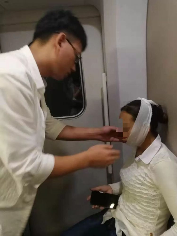 Bi hai nguoi phu nu gap hoa chi vi cuoi... qua to-Hinh-2