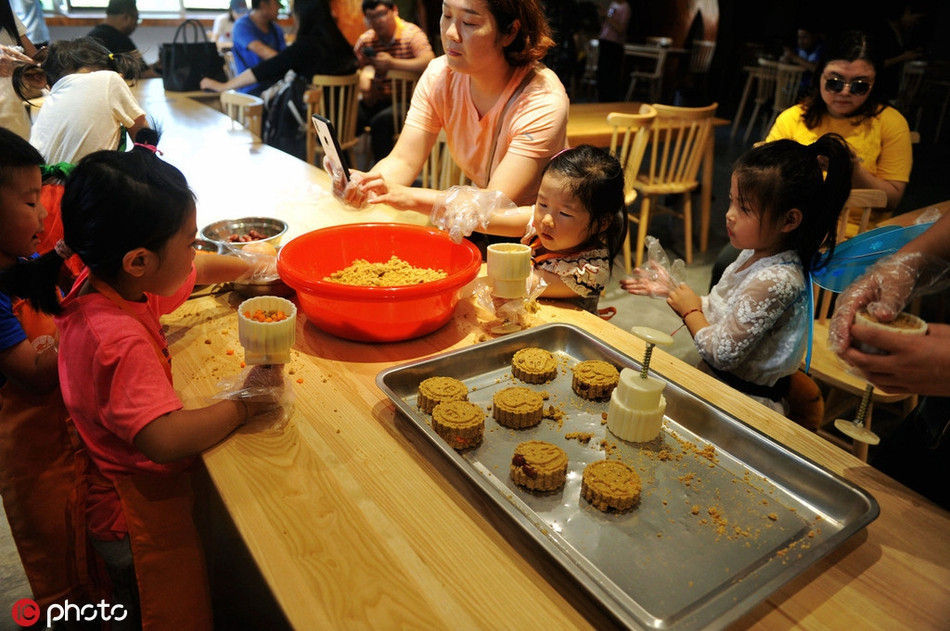 Dong vat bieu cam “cuc phe” khi an banh trung thu