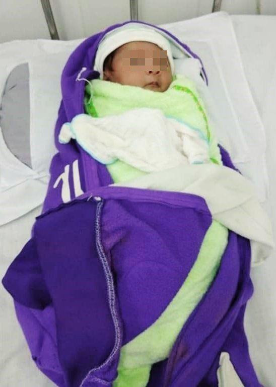 Tin moi vu tre bi bo roi kem mau giay 'Con anh do anh Hung'