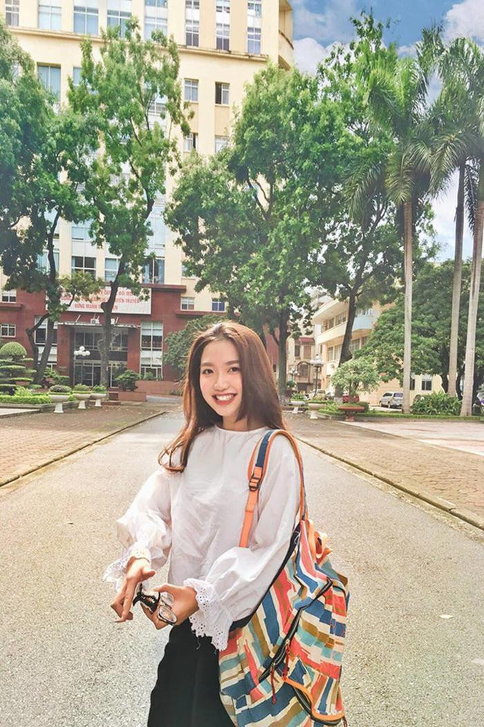 Tuy sỡ hữu ngoại hình sáng, gương mặt ưa nhìn nhưng hà Vy chưa từng tham gia cuộc thi nhan sắc nào. Cô nàng chia sẻ rằng muốn thử thách bản thân trong lĩnh vực MC truyền hình trong thời gian tới.