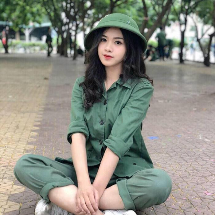 Cô bạn chia sẻ rằng việc làm mẫu ảnh giúp tạo dựng mối quan hệ và tự tin hơn. Ngoài đi làm thêm để kiếm thêm thu nhập thì báo chí vẫn là đam mê lớn nhất của cô nàng. Sau khi nhập học Thu Trang dự định sẽ tham gia một câu lạc bộ MC tại trường.