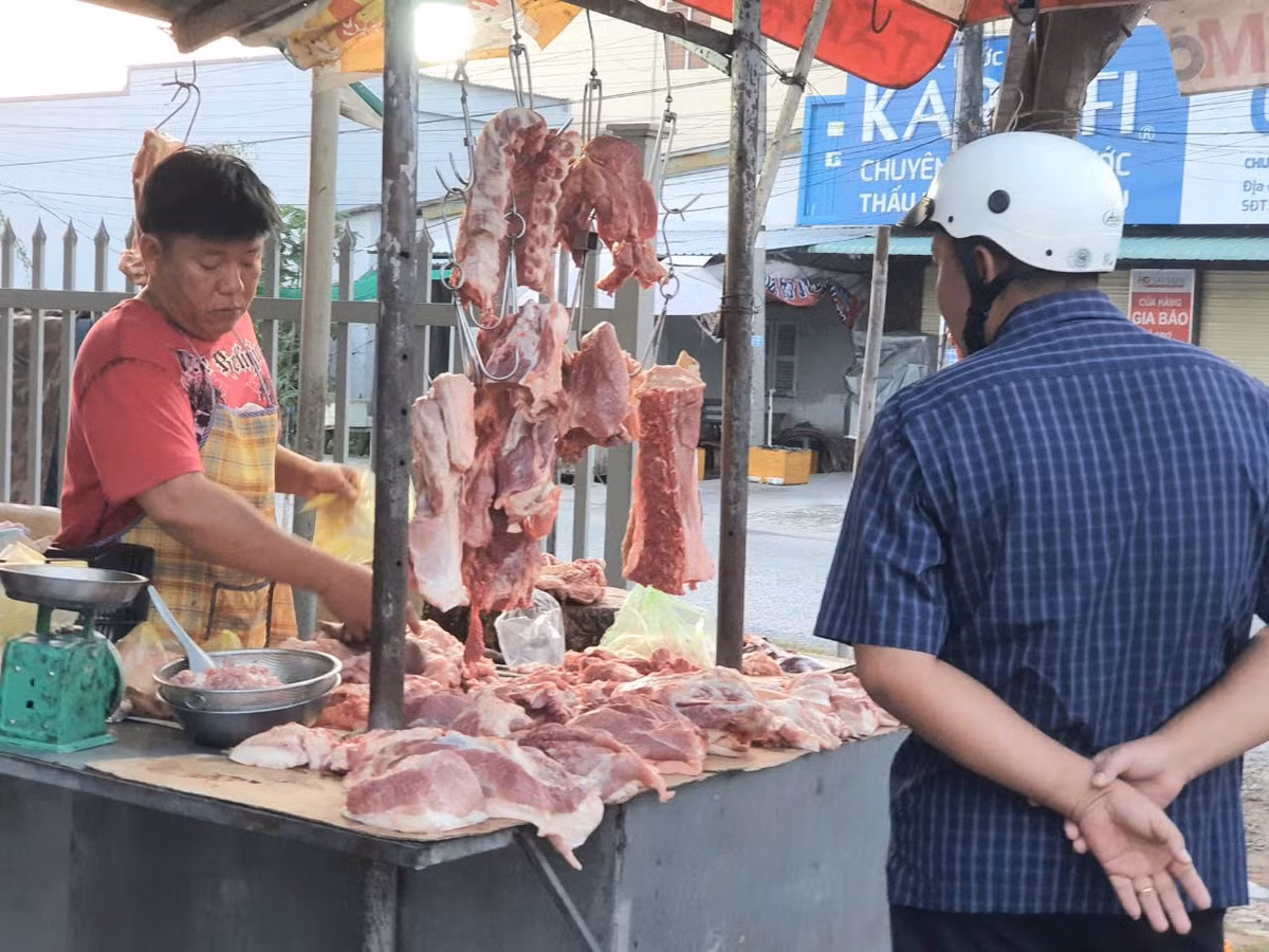 Nhieu thuc pham o mien Tay tang gia dot bien dip Tet-Hinh-2