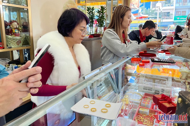 Bán xôi cúng Thần Tài cạnh hàng vàng thu 50 triệu đồng buổi sáng - Hình 9 Ban xoi cung Than Tai canh hang vang thu 50 trieu dong buoi sang-Hinh-9