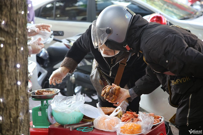 Bán xôi cúng Thần Tài cạnh hàng vàng thu 50 triệu đồng buổi sáng - Hình 3 Ban xoi cung Than Tai canh hang vang thu 50 trieu dong buoi sang-Hinh-3