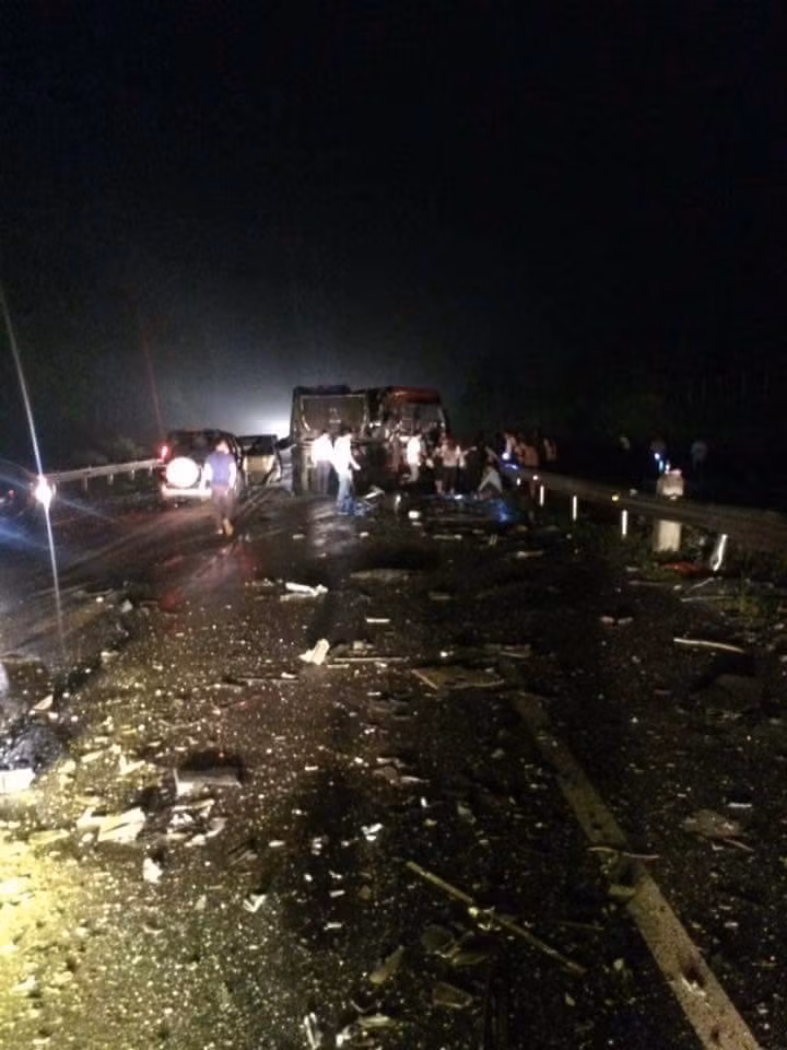 O to khach tong tong nat dau xe tai tren cao toc HN-LC-Hinh-3