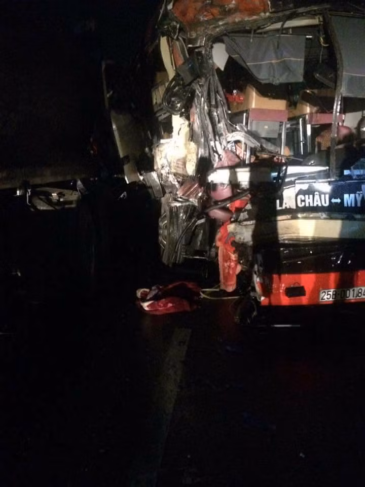 O to khach tong tong nat dau xe tai tren cao toc HN-LC-Hinh-2