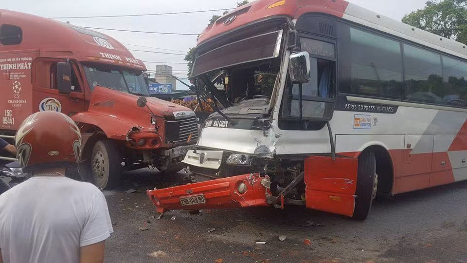 Quang Ninh: Xe khach mat lai gay tai nan, hanh khach hoang loan