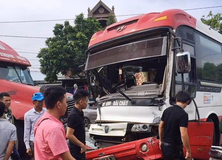 Quang Ninh: Xe khach mat lai gay tai nan, hanh khach hoang loan-Hinh-3