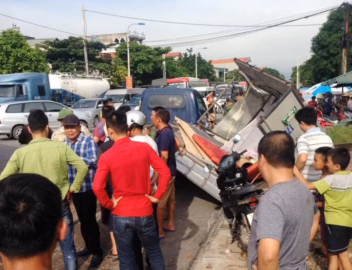 Quang Ninh: Xe khach mat lai gay tai nan, hanh khach hoang loan-Hinh-5