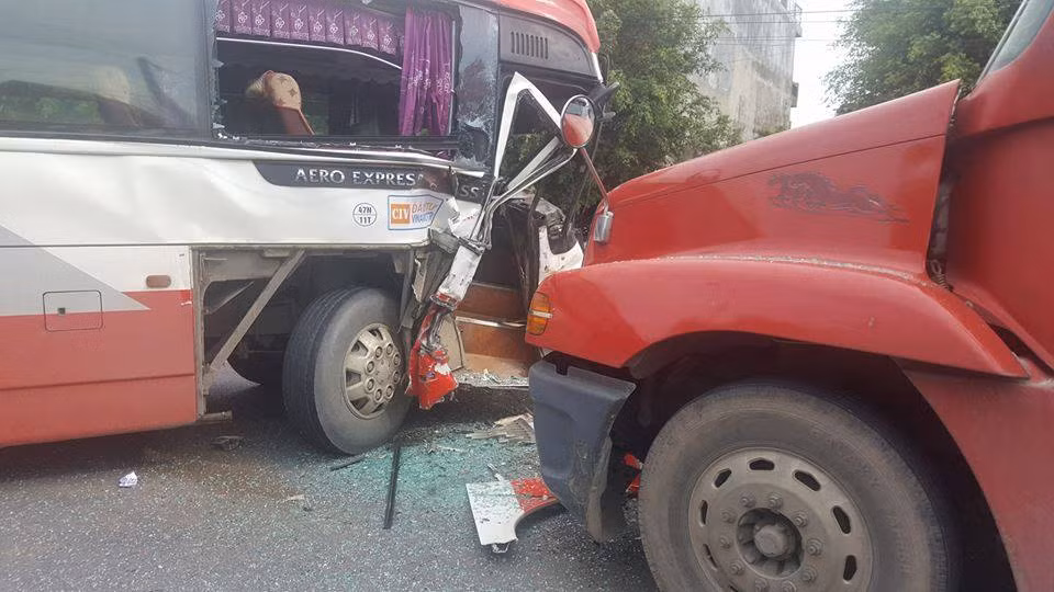 Quang Ninh: Xe khach mat lai gay tai nan, hanh khach hoang loan-Hinh-2