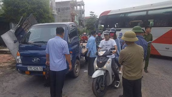 Quang Ninh: Xe khach mat lai gay tai nan, hanh khach hoang loan-Hinh-4