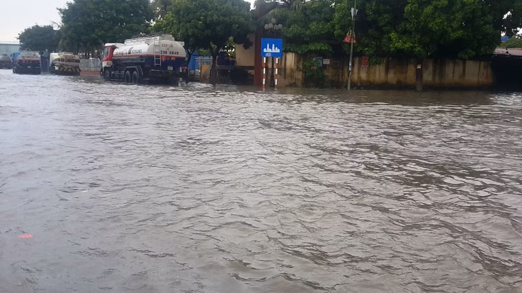 Nhìn đường phố mà cứ ngỡ đang ngắm dòng sông.