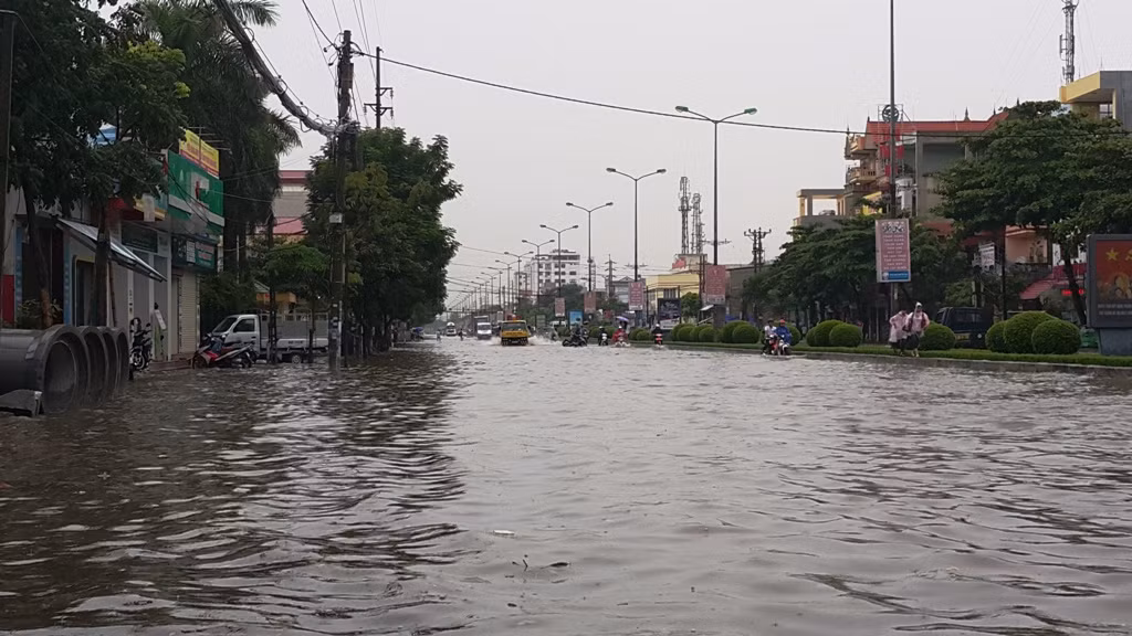 Cả một tuyến đường lớn như vậy chìm sâu trong biển nước nhìn như một dòng sông.