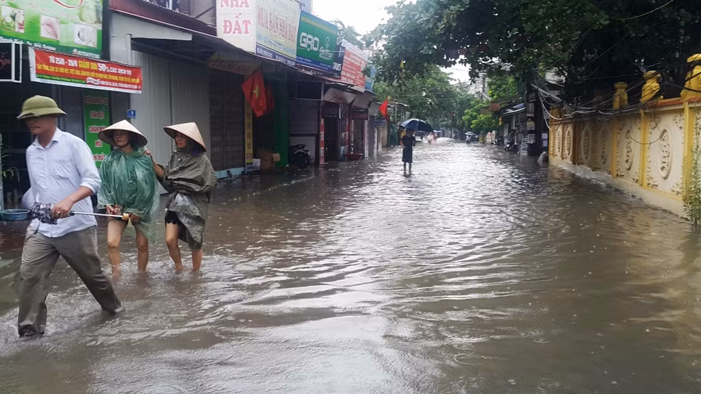 Thậm chí những con ngõ nhỏ cũng biến thành... mương.