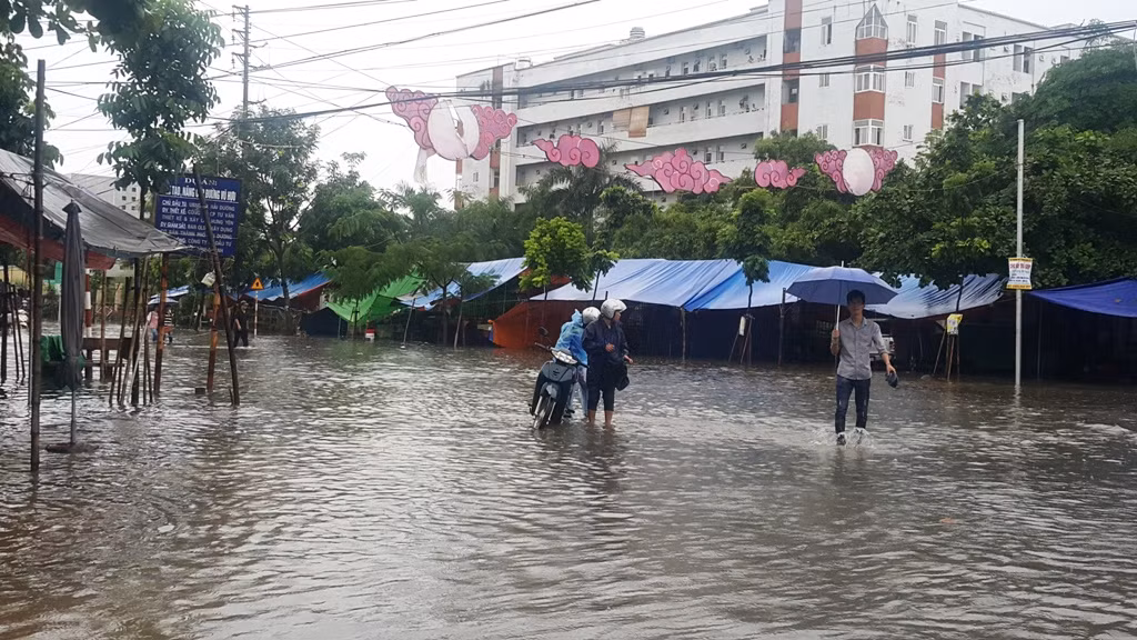 Người đi xe máy chỉ còn nước dắt xe và người đi bộ cũng vô cùng khó khăn.