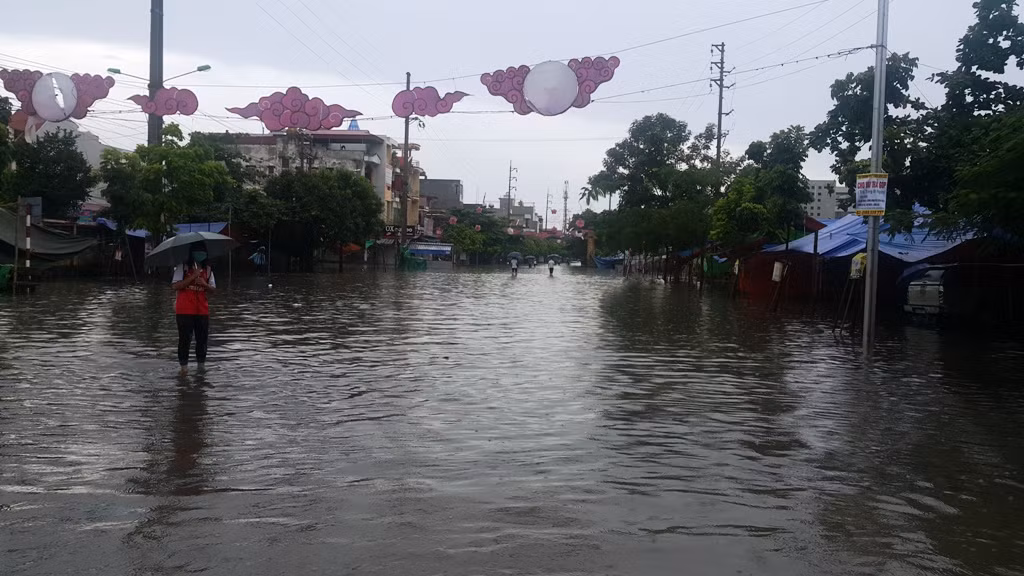 Có lẽ phải lâu rồi TP Hải Dương mới hứng chịu một cơn mưa lớn tới vậy.