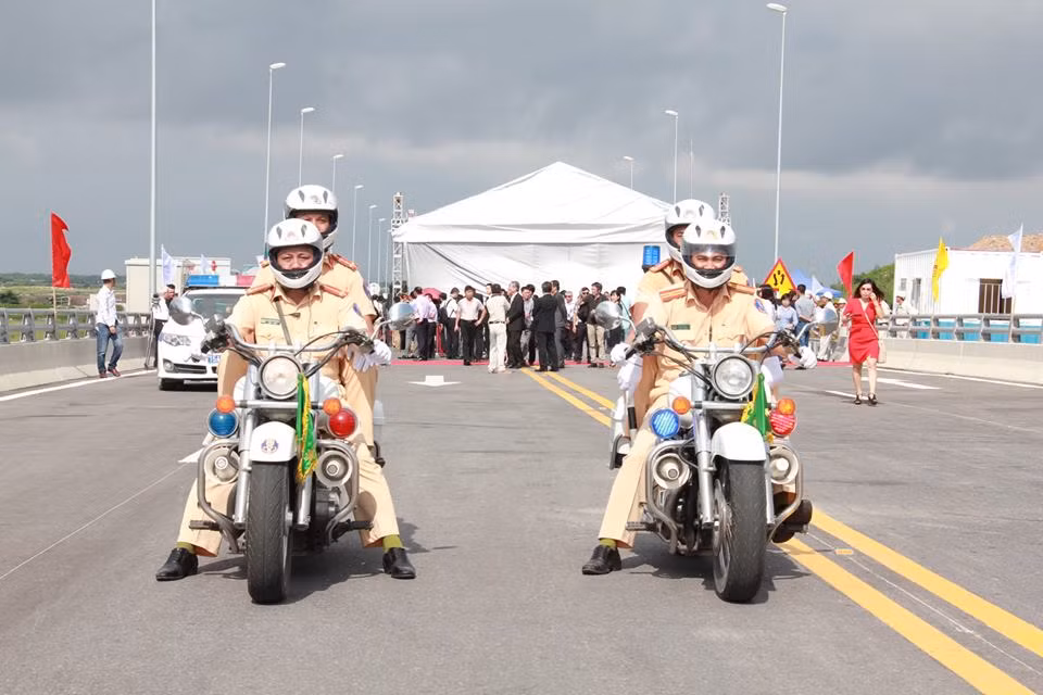 Với tổng chiều dài 15,63km, đường Tân Vũ - Lạch Huyện có điểm đầu nối từ cao tốc Hà Nội - Hải Phòng (tại nút Tân Vũ, thuộc phường Tràng Cát, quận Hải An) với điểm cuối là cổng cảng Lạch Huyện (cảng cửa ngõ quốc tế Hải Phòng, thuộc huyện Cát Hải). Theo thiết kế, cầu vượt biểnTân Vũ - Lạch Huyện có tổng chiều dài 5,44km, phần đường dẫn dài 10,19km và được thiết kế vĩnh cửu bằng bê tông cốt thép dự ứng lực, mặt cầu rộng 16m.