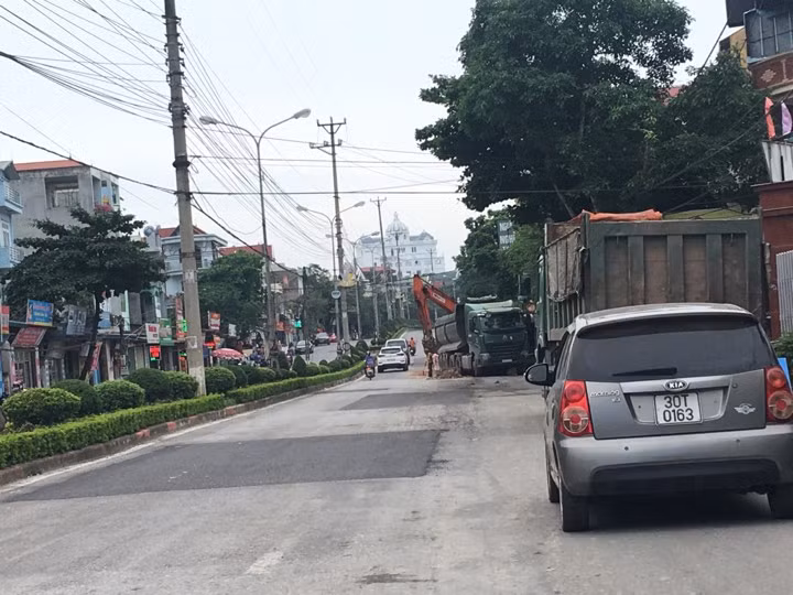 Trao đổi với PV, Ông Hoàng Văn Minh - Giám đốc Sở Giao thông vận tải tỉnh Vĩnh Phúc cho biết: “Việc có những miếng vá trên đường Trần Phú là do những chỗ nền đất yếu phải đào lên xử lý. Nếu chúng tôi không xử lý, thảm lên rồi lại bị hỏng. Làm nghề giao thông có ai muốn đào đường đâu. Tuy nhiên, độ bền con đường vẫn phải xử lý. Điều quan trọng là giải pháp rẻ và hiệu quả”.