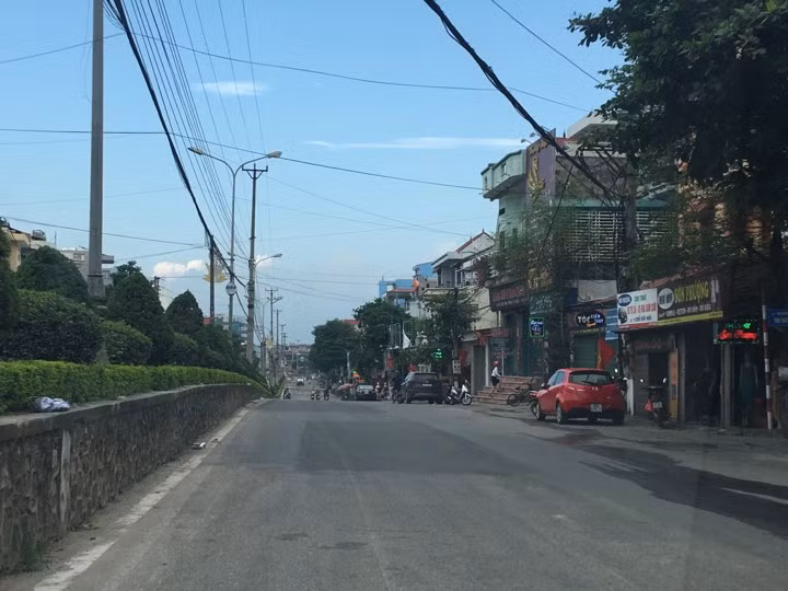 Theo quan sát của PV Kiến Thức, đường Trần Phú đang được triển khai thi công dự án của Sở GTVT tỉnh Vĩnh Phúc. Trên con đường này, xuất hiện nhiều miếng vá đường. Ô lớn thì rộng cỡ 2 m2, dài từ 40 đến 50 mét, ông nhỏ cỡ vài m2 đến vài chục m2. Điều lạ lùng những ô này không nằm theo đường thẳng mà nằm khắp mặt đường nên giống như “chiếc áo rách của chị Dậu bị vá chằng chịt" như người dân phản ánh.