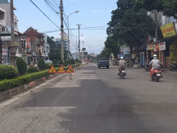 Trong ảnh, có thể thấy dọc tuyến đường xuất hiện nhiều miếng vá.