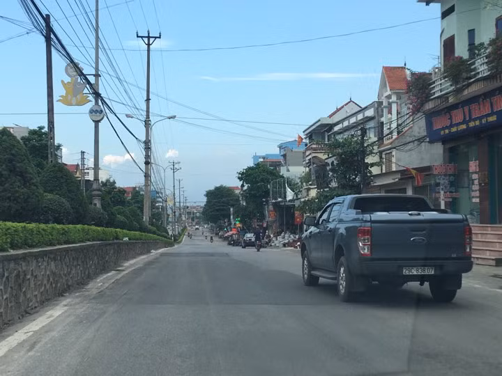 Chủ tịch UBND Phường Liên Bảo khi trao đổi với PV Kiến Thức đã cho biết: “Có hiện tượng trên là do Sở GTVT đang thực hiện việc vá đường. Họ căng dây và vá từng đoạn một. Đường thi thoảng cũng có chỗ ổ gà. Tuy nhiên, việc vá cả hai bên đường ảnh hưởng đến người dân nên họ có ý kiến”.