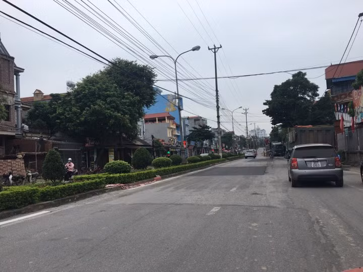 Một người dân sống ven đường cho biết, gần một tuần nay, đoạn đường từ Dốc Láp đến Điện lực Vĩnh Phúc xuất hiện vài chục ô vá như vậy và hiện nay, nhiều chỗ khác vẫn đang bị đơn vị thi công đào lên, vá lại. Điều đáng ngẫm là đoạn đường này được cho là còn tốt, bằng phẳng, tại sao phải đào lên, vá lại như vậy?