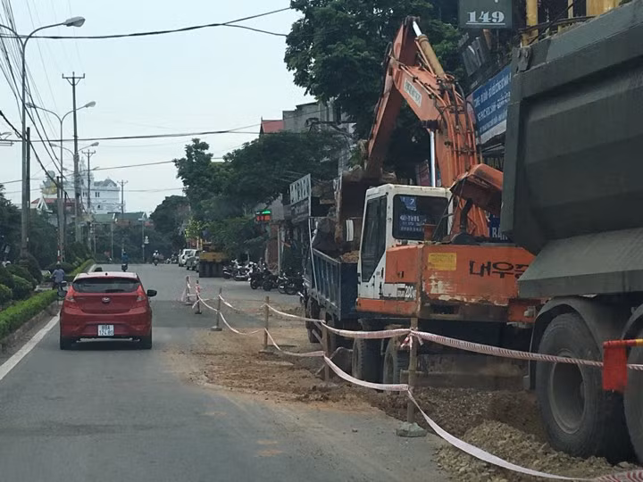 Một đoạn đường vẫn đang được đào lên thi công.
