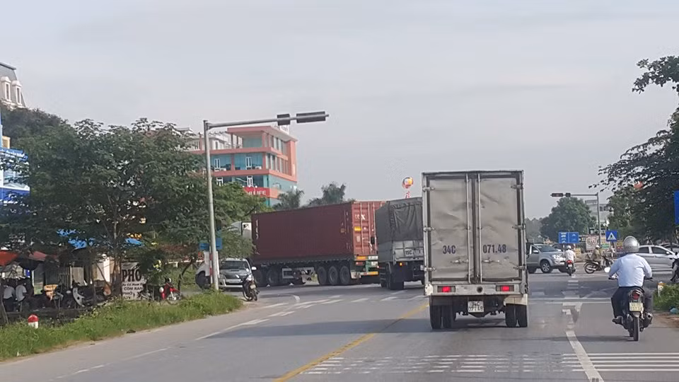 Nhieu tai xe tha di "cung duong mau" chu khong nop phi qua QL5-Hinh-3