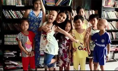 Lan Khue dua ban do co Hoang Sa Truong Sa den Miss World