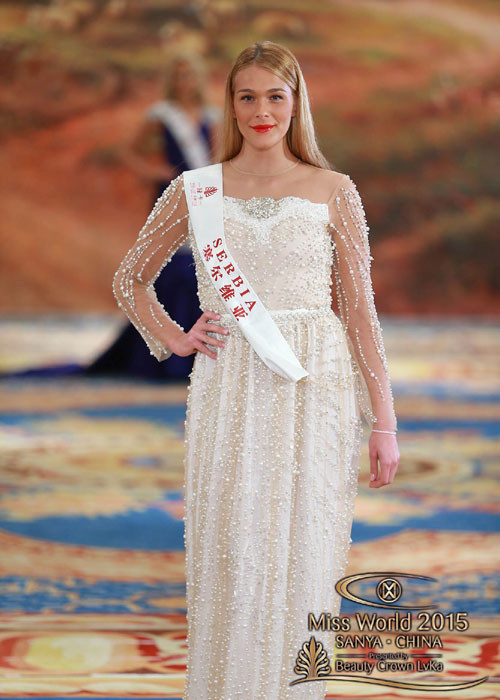 Người đẹp đến từ Serbia vẫn còn những nét khá thô. Đặc biệt bộ trang phục dạ hội khiến cô để lộ nhược điểm "vòng eo bánh mì".