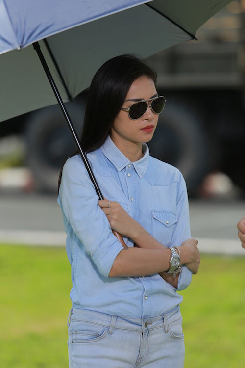 Ngo Thanh Van mac jeans kin bung... van hut moi anh nhin