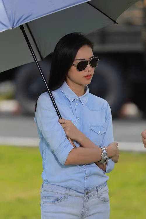 Ngo Thanh Van mac jeans kin bung... van hut moi anh nhin