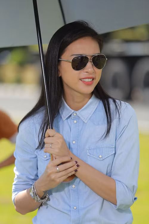 Ngo Thanh Van mac jeans kin bung... van hut moi anh nhin-Hinh-4