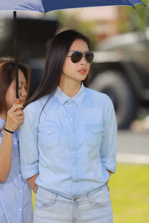 Ngo Thanh Van mac jeans kin bung... van hut moi anh nhin-Hinh-2