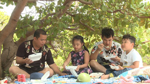 Trong tập 19 "Bố ơi! Mình đi đâu thế?", khi ngồi chia sẻ những câu chuyện gia đình, cả bốn ông bố đều có chung một nỗi niềm "nhớ vợ" khi phải tiếp tục chiến đấu với cơm hộp và hành trình vất vả tự tìm kiếm thức ăn đồng thời chăm sóc các con.