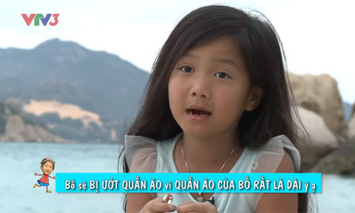 Không lý giải quá nhiều về việc làm mạo hiểm của bản thân, bé chỉ cho biết: "Con sợ bố sẽ bị ướt quần áo, vì quần áo của bố rất là dài nên con bơi ra lấy cơm cho bố".