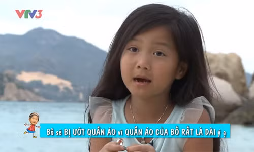 Không lý giải quá nhiều về việc làm mạo hiểm của bản thân, bé chỉ cho biết: "Con sợ bố sẽ bị ướt quần áo, vì quần áo của bố rất là dài nên con bơi ra lấy cơm cho bố".