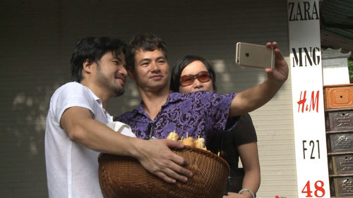 Hai ông bố Xuân Bắc, Đỗ Minh chụp ảnh tự sướng cùng khách hàng.