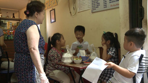 Các bé đang bàn bạc để tìm cách giải quyết tốt nhất. Cuối cùng, bà chủ tốt bụng đã giúp các bé hoàn thành nhiệm vụ.