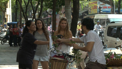 Ông bố Đỗ Minh hăng say buôn bán và cố tình giở chiêu "mỹ nam kế" để hoàn thành nhiệm vụ.