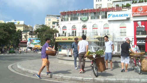 Thậm chí, Xuân Bắc đi bán hàng rong còn gặp phải một khách hàng quá khích liên tục chọc ghẹo khiến anh phải "bỏ của chạy lấy người".