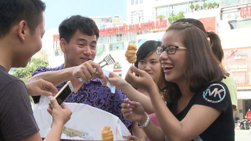 Không ngoài dự đoán, thương vụ kinh doanh của các ông bố vô cùng thuận lợi vì được nhiều fan ủng hộ nhiệt tình. Trong hình, Xuân Bắc vui vẻ khi được các khách hàng yêu mến. Anh nhiệt tình bán hàng để đạt được chỉ tiêu mà ban tổ chức chương trình đề ra.