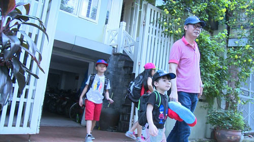 Mọi thứ dường như đang rất thuận lợi, trong khi các con đã thuyết phục được đạo diễn Trần Lực đưa đi chơi thì các bố đã tổng kết việc buôn bán với bác Leng Keng với số lãi khổng lồ. Tập 27 “Bố ơi, Mình đi đâu thế?” phát sóng lúc 12h, thứ 7 ngày 12/12, trên kênh VTV3.