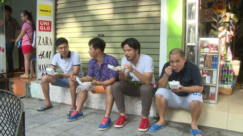 Khi nhận được đồ ăn sáng của các con, các ông bố thưởng thức ngon lành trên hè phố. Món quà ý nghĩa này đã làm các ông bố vô cùng xúc động. Đây chính là động lực để các bố tiếp tục buôn bán hăng say hơn.