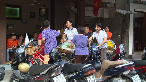 Chiêu thức tặng hoa rồi bán hàng của các ông bố tỏ ra vô cùng hiệu quả, không cân đo đong đếm, khách muốn trả bao nhiêu cũng được mà hàng vẫn bán chạy như tôm tươi. Đã có nhiều khách “sộp” và “đại gia” mua hàng. Không khí tươi vui rộn ràng trái ngược hoàn cảnh thiếu tiền của các con. 